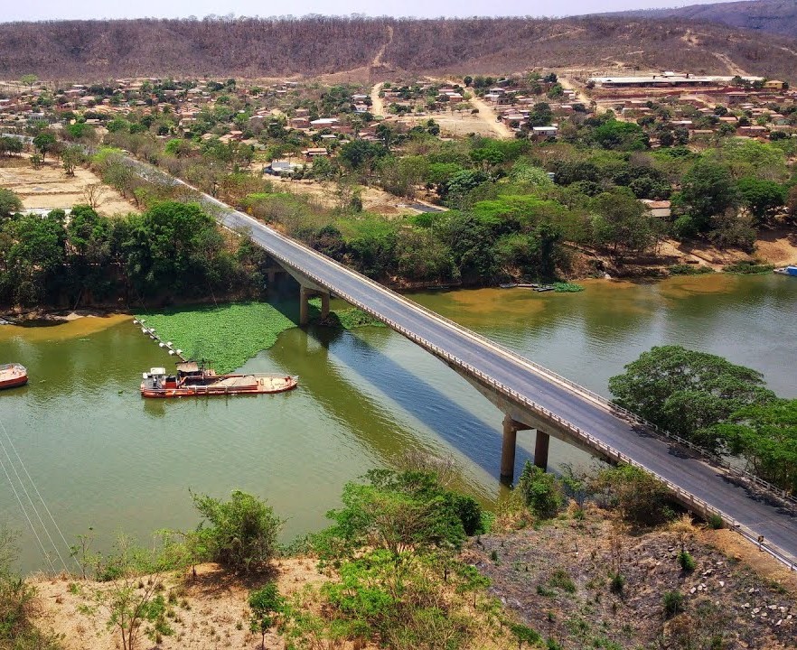 Vue aérienne d'un pont routier au-dessus d'une rivière.
